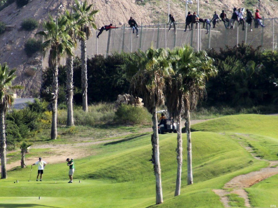 COMIENZAN A BAJAR DE VALLA DE MELILLA ALGUNOS DE LOS INMIGRANTES ENCARAMADOS