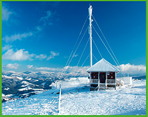 Esta estación meteorológica de Ucrania envía datos sobre temperatura, humedad y velocidad del viento vía satélite a superordenadores meteorológicos.
