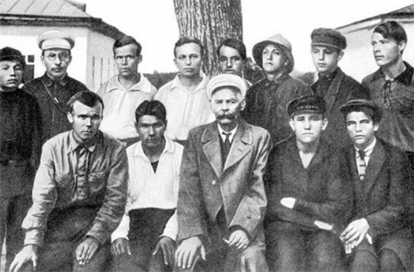 visita-de-gorki-a-la-colonia-en-1928
