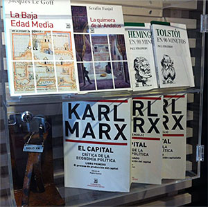 vitrina-libros-siglo-xxi