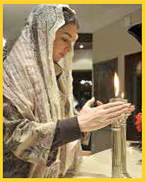 Los rituales que observa el judaísmo, como las velas que se encienden el sabbat (el sábado o día  de descanso), sirven para recordar  a los judíos el vínculo de su alianza con Dios.