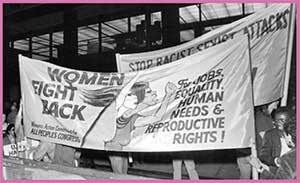 Pancarta con el lema «Women fight back» («Las mujeres responden») en una protesta callejera de 1980. En esta época, feministas negras y blancas reclamaron la Enmienda de Igualdad de Derechos para las mujeres